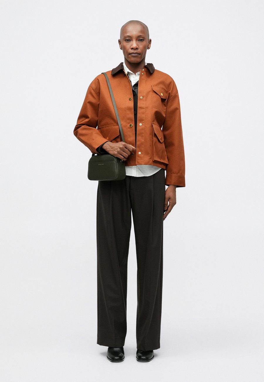 Сумка кросс-боди MICHAEL Michael Kors JET SET CAMERA, Khaki
Сумка кросс-боди MICHAEL Michael Kors JET SET CAMERA, Khaki