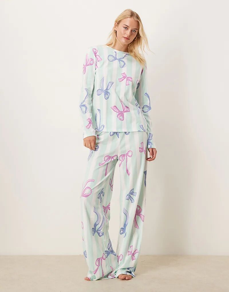 Пижамный комплект из топа с длинными рукавами и брюк с рождественским бантом от ASOS DESIGN в синюю полоску
Пижамный комплект из топа с длинными рукавами и брюк с рождественским бантом от ASOS DESIGN в синюю полоску