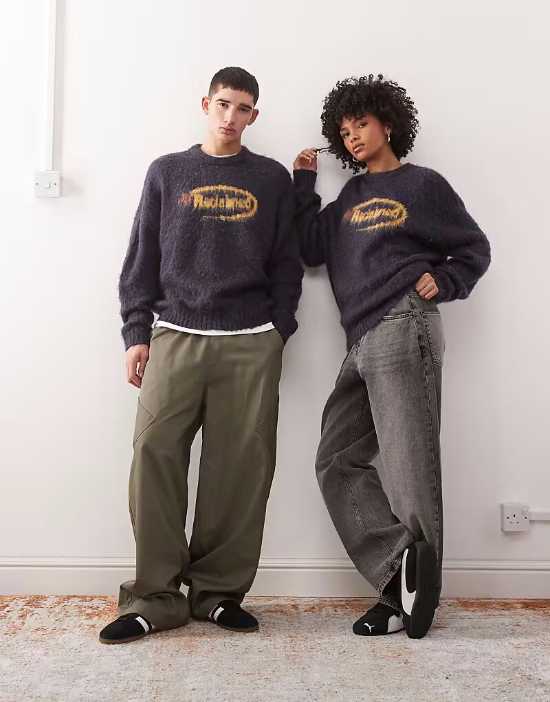 Винтажный свободный трикотажный джемпер унисекс с круглым вырезом и логотипом в темно-синем цвете Reclaimed Vintage
Винтажный свободный трикотажный джемпер унисекс с круглым вырезом и логотипом в темно-синем цвете Reclaimed Vintage