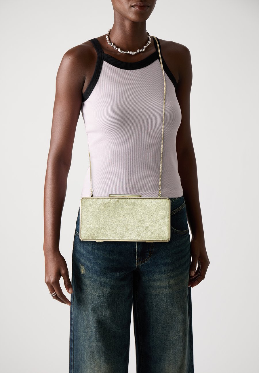 Клатч PARFOIS BOX BAG MOTOCYCLE , Gold-Coloured
Клатч PARFOIS BOX BAG MOTOCYCLE , Gold-Coloured