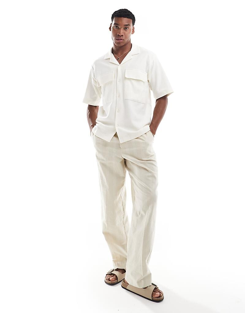 Jack & Jones Premium – объемная футболка со структурой цвета экрю и практичными карманами
Jack & Jones Premium – объемная футболка со структурой цвета экрю и практичными карманами