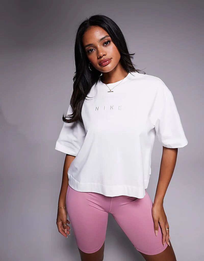 Футболка свободного кроя Nike Luxe белого цвета
Футболка свободного кроя Nike Luxe белого цвета