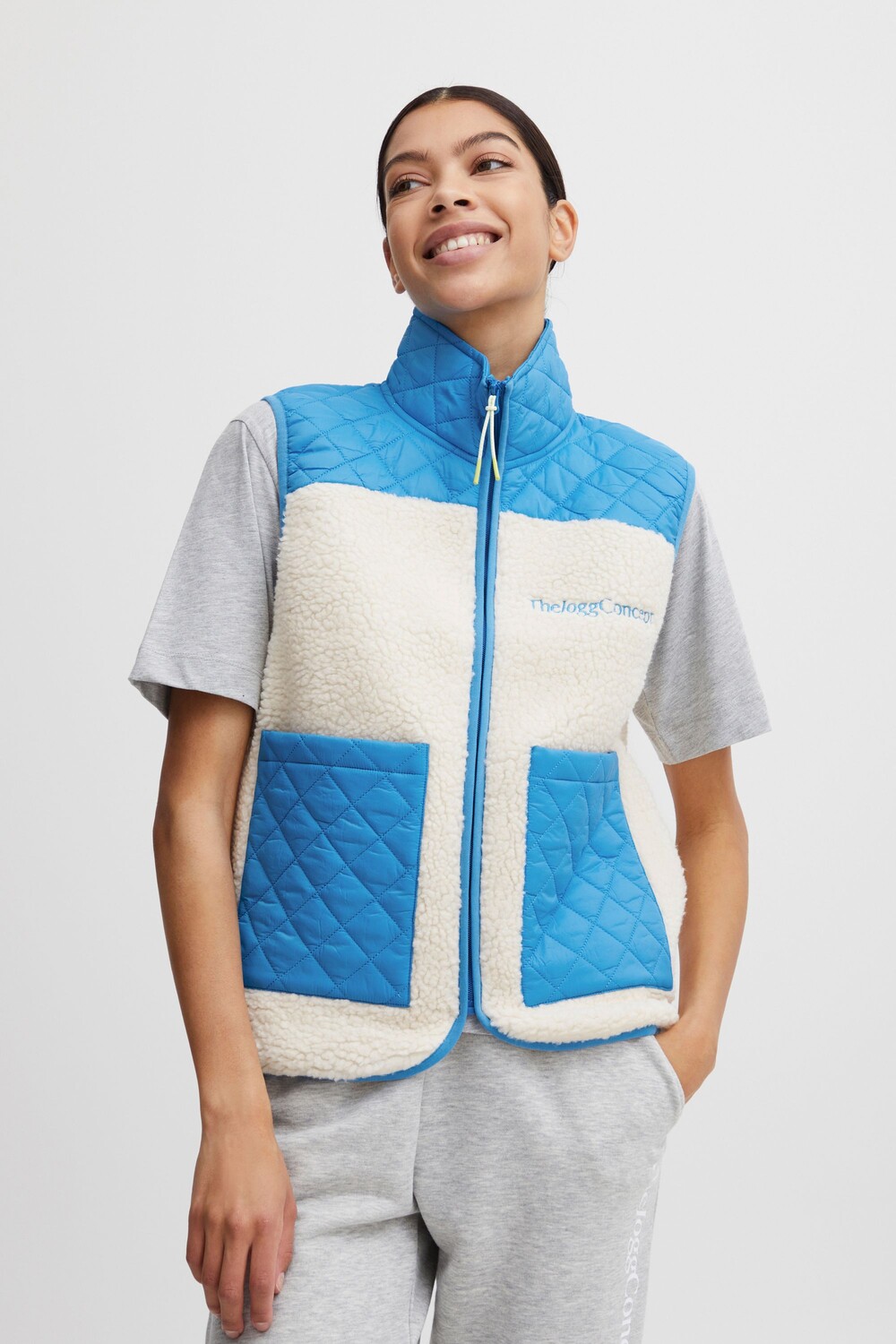 Утепленный жилет TheJoggConcept. Fleece JCBERRI WAISTCOAT 3 22800160 in, цвет Fleeceweste JCBERRI WAISTCOAT 3
Утепленный жилет TheJoggConcept. Fleece JCBERRI WAISTCOAT 3 22800160 in, цвет Fleeceweste JCBERRI WAISTCOAT 3