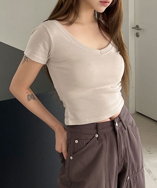 4INT. Футболка укороченная хлопковая с V-вырезом и коротким рукавом 4INT, бежевая
4INT. Футболка укороченная хлопковая с V-вырезом и коротким рукавом 4INT, бежевая