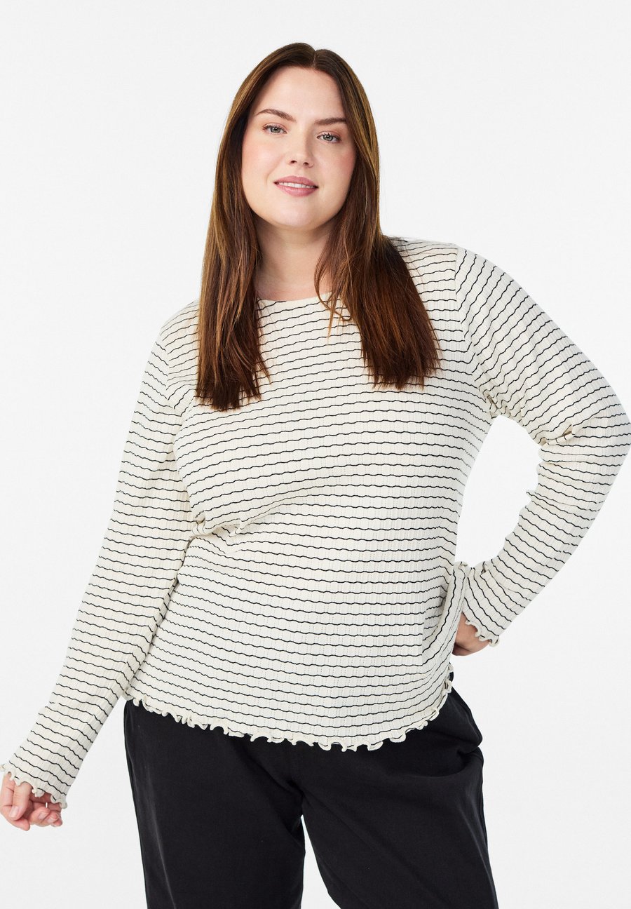 Топ Zizzi GESTREIFTE MIT WELLIGEN KANTEN, White W. Black Strip/White
Топ Zizzi GESTREIFTE MIT WELLIGEN KANTEN, White W. Black Strip/White