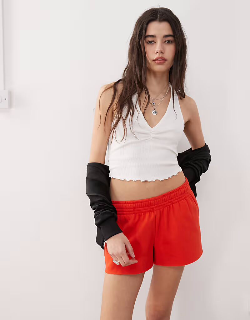 Топ Reclaimed Vintage с ребристым лифом и сборками на шее белого цвета
Топ Reclaimed Vintage с ребристым лифом и сборками на шее белого цвета