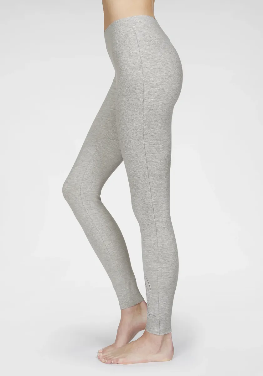 Bench Леггинсы для домашней одежды с блестящей вышивкой логотипа Bench Loungewear, серый
Bench Леггинсы для домашней одежды с блестящей вышивкой логотипа Bench Loungewear, серый