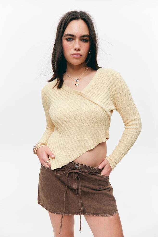 Свитер с запахом и асимметричным V-образным вырезом Monki, бежевый
Свитер с запахом и асимметричным V-образным вырезом Monki, бежевый