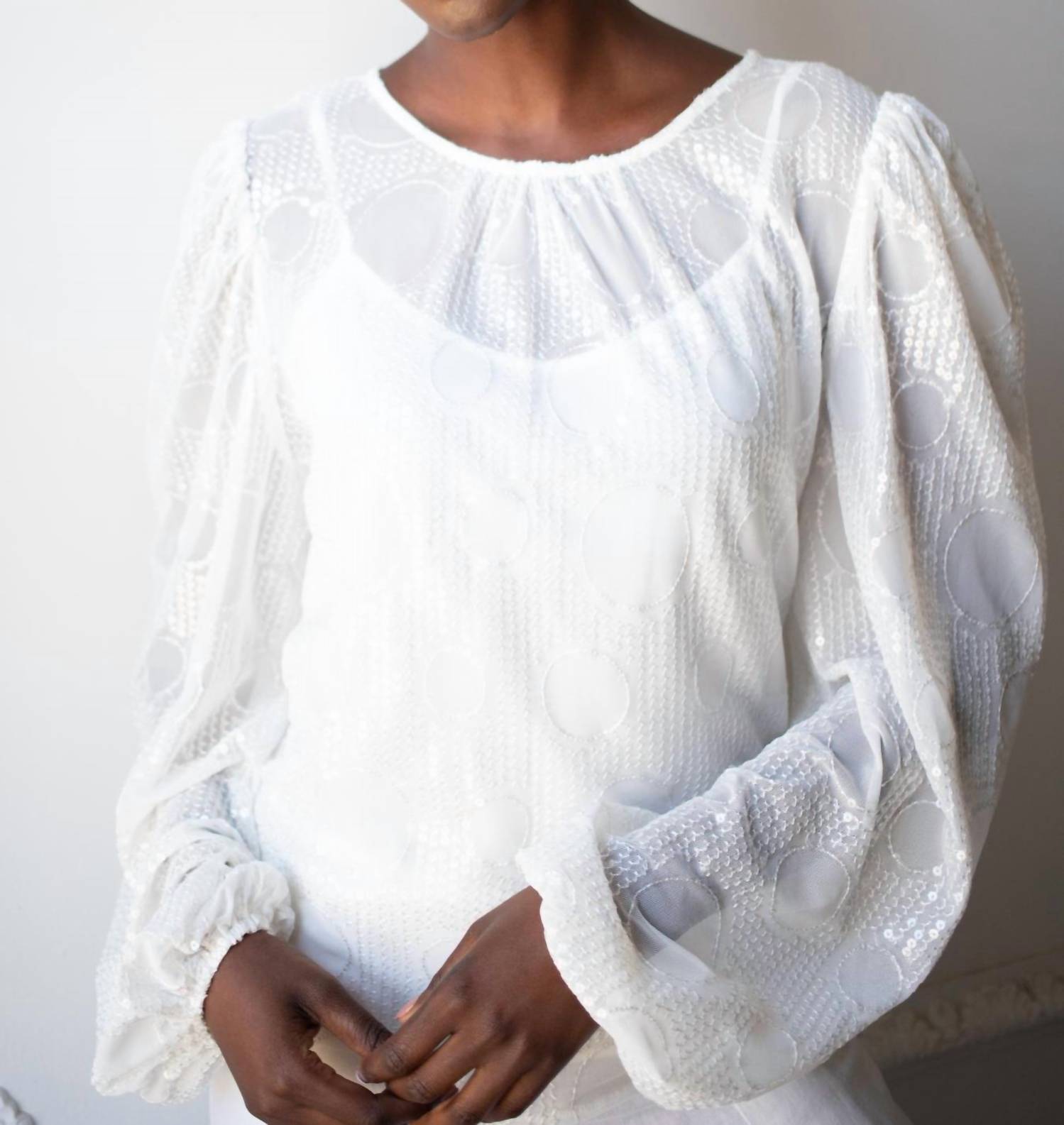 Прозрачная блузка с пайетками белого цвета EVA FRANCO
Прозрачная блузка с пайетками белого цвета EVA FRANCO