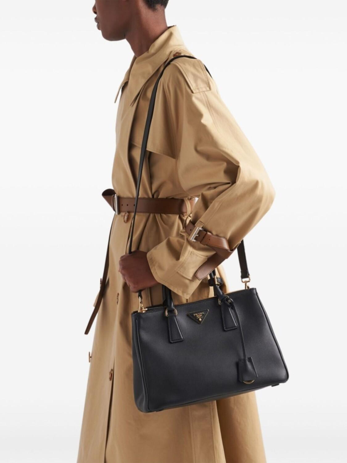 Большая кожаная сумка Prada Galleria, черный
Большая кожаная сумка Prada Galleria, черный