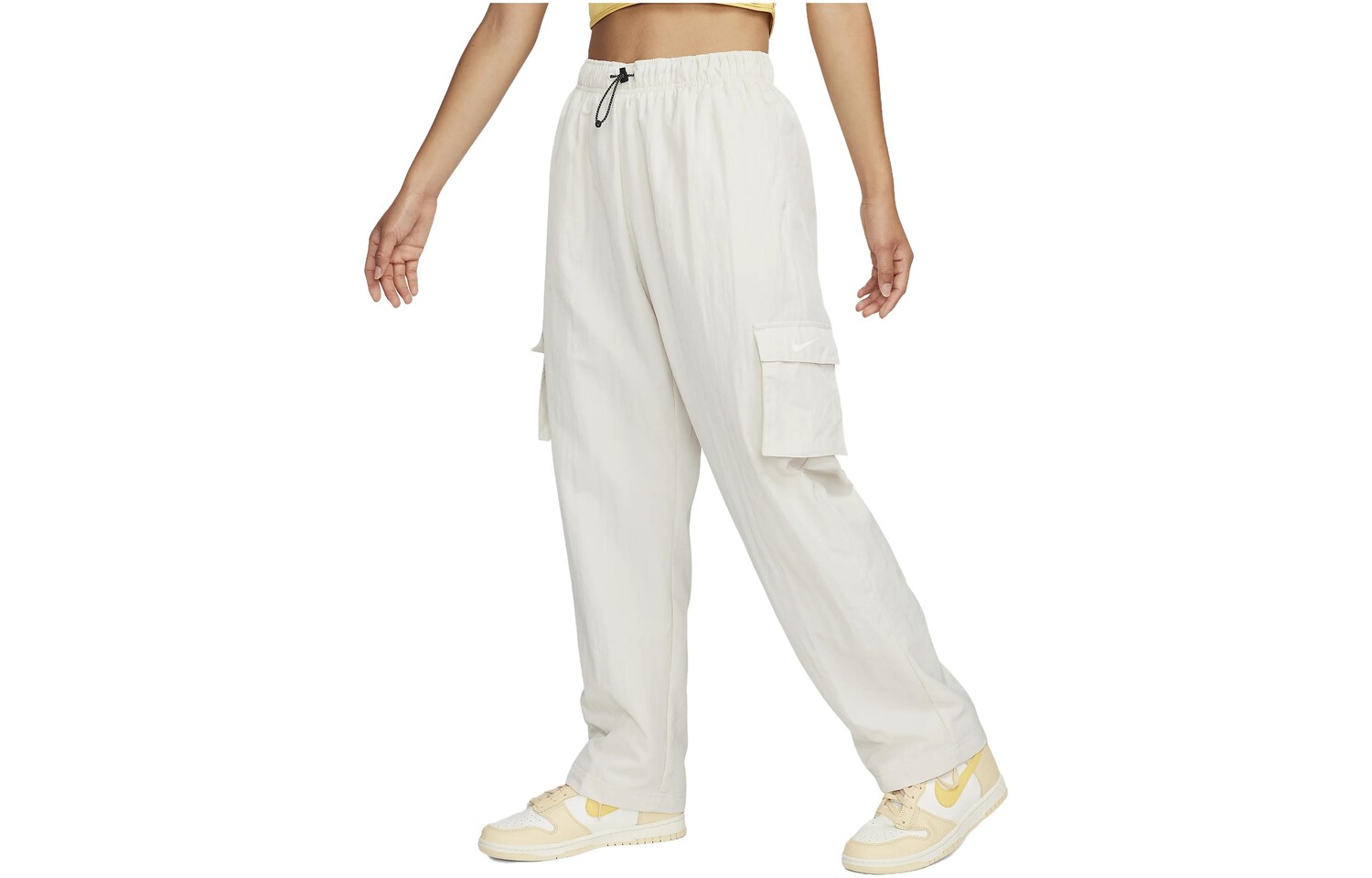 Спортивные брюки-карго серии Essentials женские белые Nike
Спортивные брюки-карго серии Essentials женские белые Nike