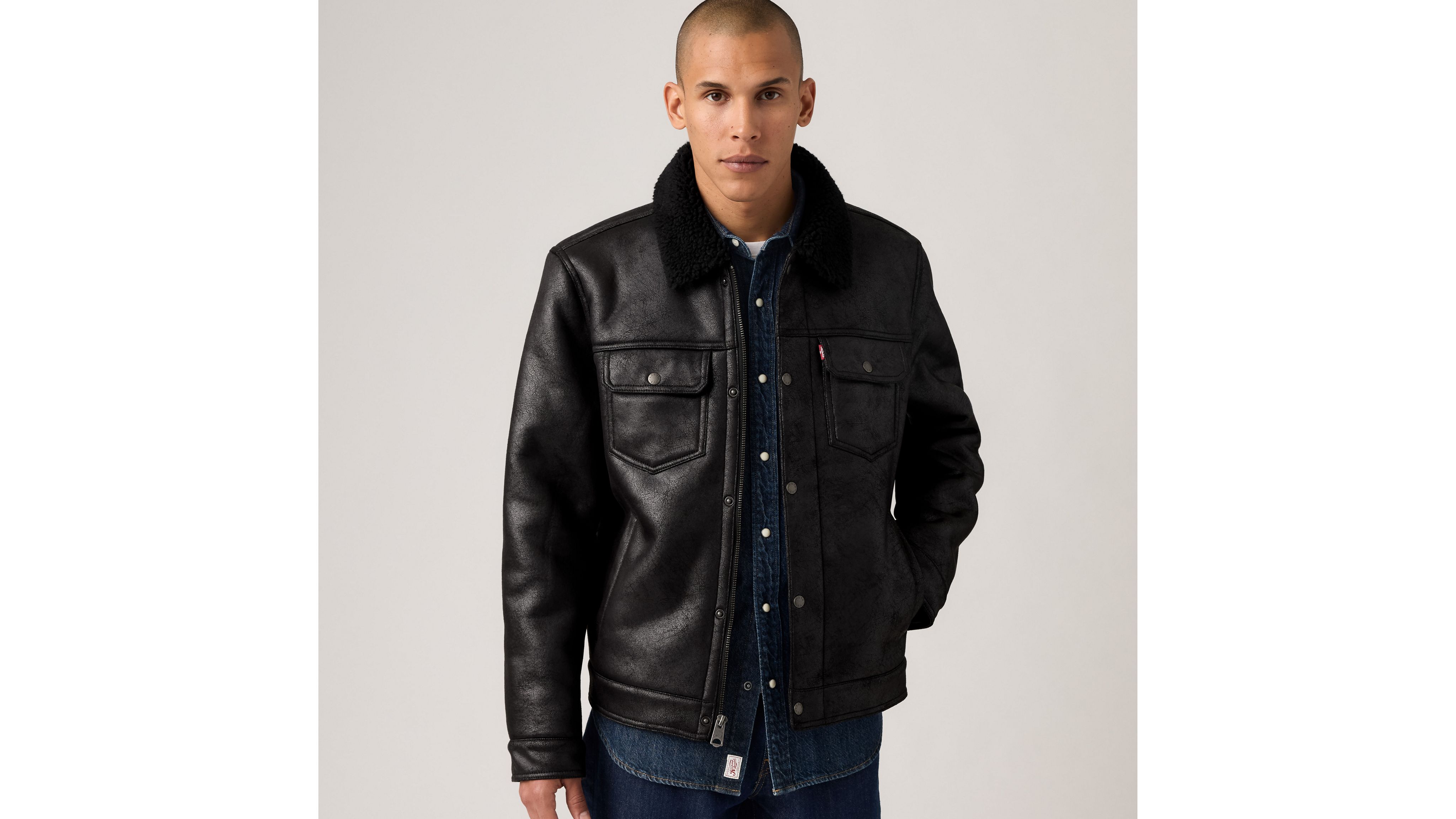 Куртка из искусственной овчины с двумя нагрудными карманами и воротником из шерпы Levi's, Black
Куртка из искусственной овчины с двумя нагрудными карманами и воротником из шерпы Levi's, Black