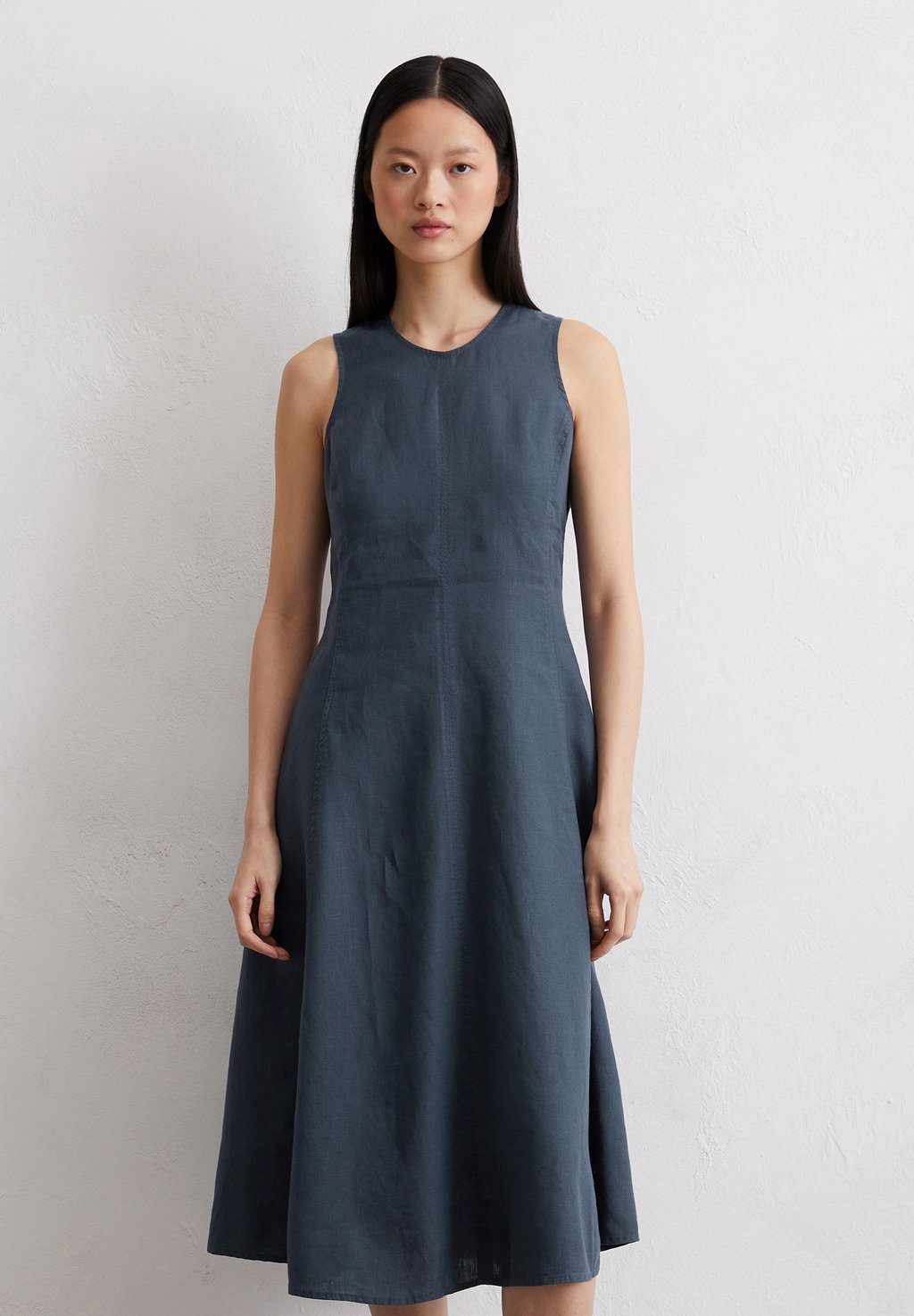 Повседневное платье ÄRMELLOSES -SHAPED IN A-LINIE GESCHNITTEN Marc O'Polo, темно-синий
Повседневное платье ÄRMELLOSES -SHAPED IN A-LINIE GESCHNITTEN Marc O'Polo, темно-синий