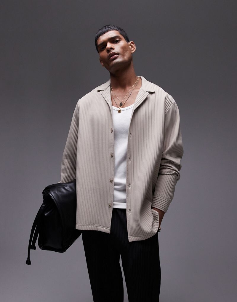 Topman — бежевая плиссированная рубашка классического кроя с длинными рукавами и лацканами
Topman — бежевая плиссированная рубашка классического кроя с длинными рукавами и лацканами