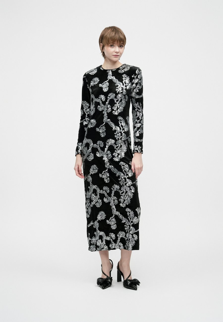 Платье YAS YASFLORANA LONG DRESS, Black/Silver Coloured/Black
Платье YAS YASFLORANA LONG DRESS, Black/Silver Coloured/Black