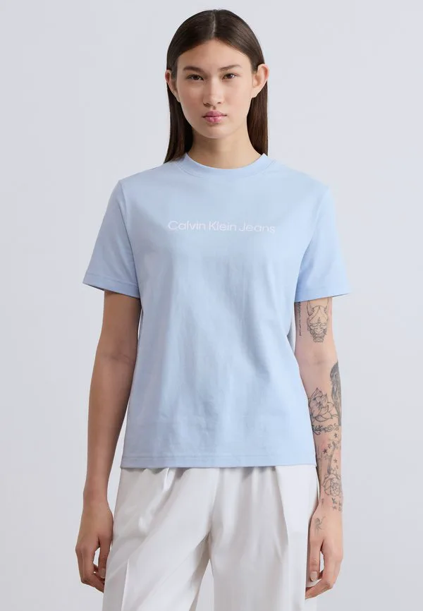 Классическая футболка с логотипом. Calvin Klein Jeans, Breezy Blue, Синий, Классическая футболка с логотипом. Calvin Klein Jeans, Breezy Blue
Классическая футболка с логотипом. Calvin Klein Jeans, Breezy Blue, Синий, Классическая футболка с логотипом. Calvin Klein Jeans, Breezy Blue