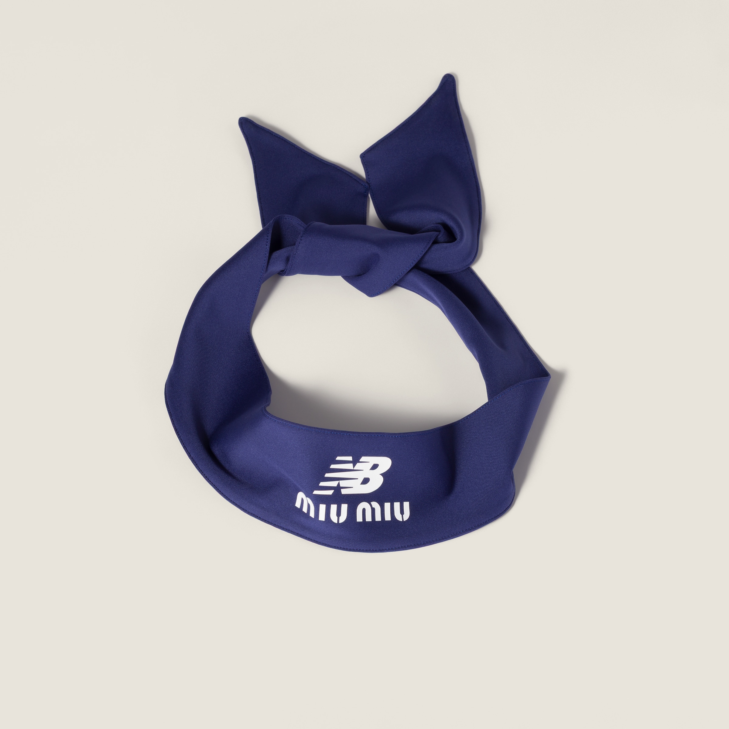 Банд из эластичного технического джерси MIU MIU, королевский синий/белый
Банд из эластичного технического джерси MIU MIU, королевский синий/белый