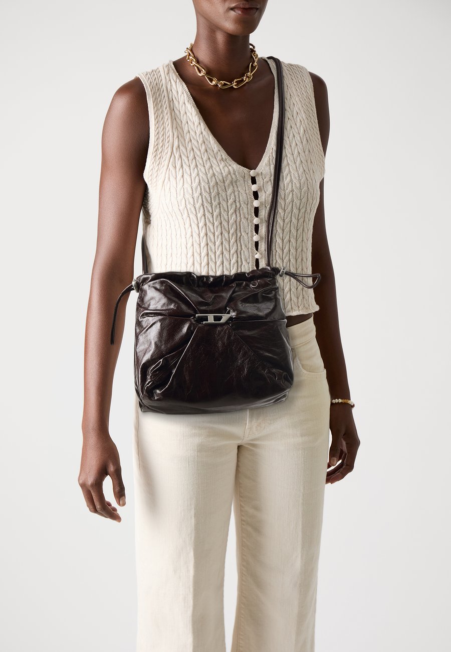Сумка кросс-боди Diesel SCRUNCH BUCKET, Brown/Dark Brown
Сумка кросс-боди Diesel SCRUNCH BUCKET, Brown/Dark Brown