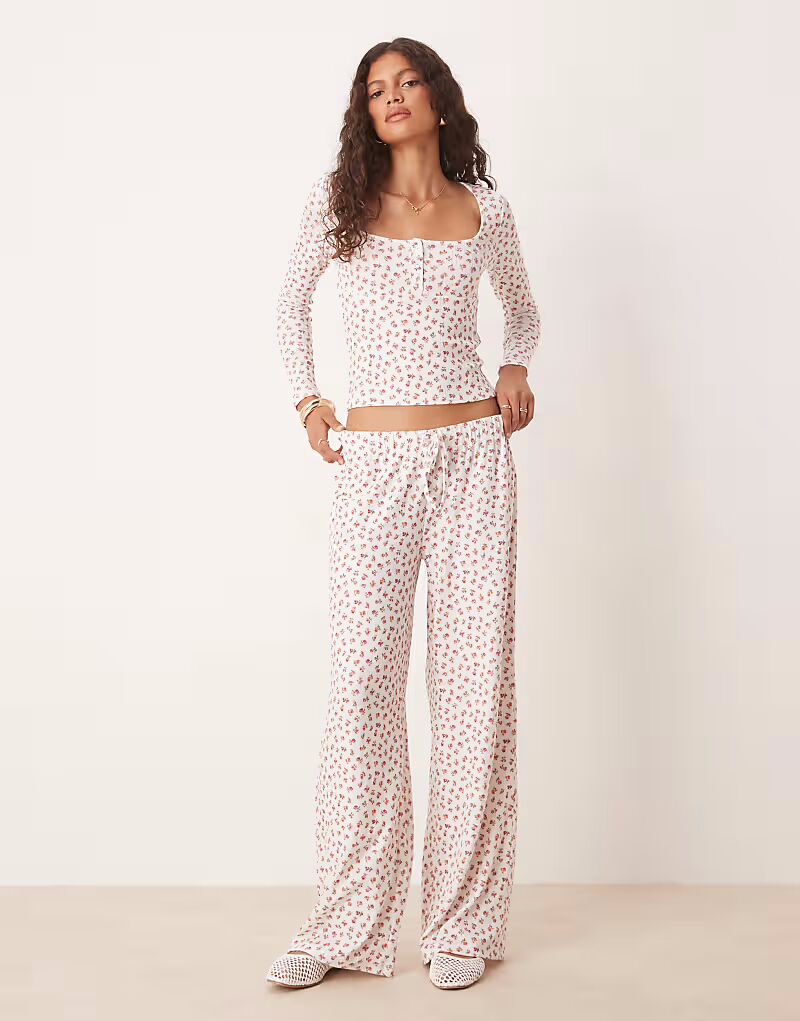 Широкие брюки-ажуры с мелким цветочным принтом Asos Design
Широкие брюки-ажуры с мелким цветочным принтом Asos Design