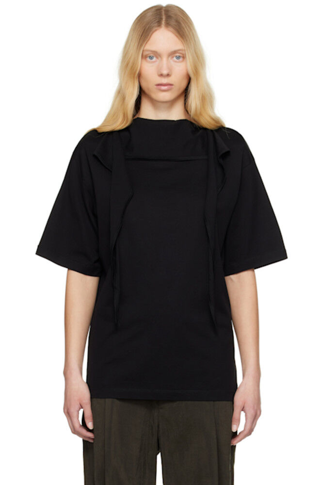 Черная футболка с фуляром LEMAIRE
Черная футболка с фуляром LEMAIRE