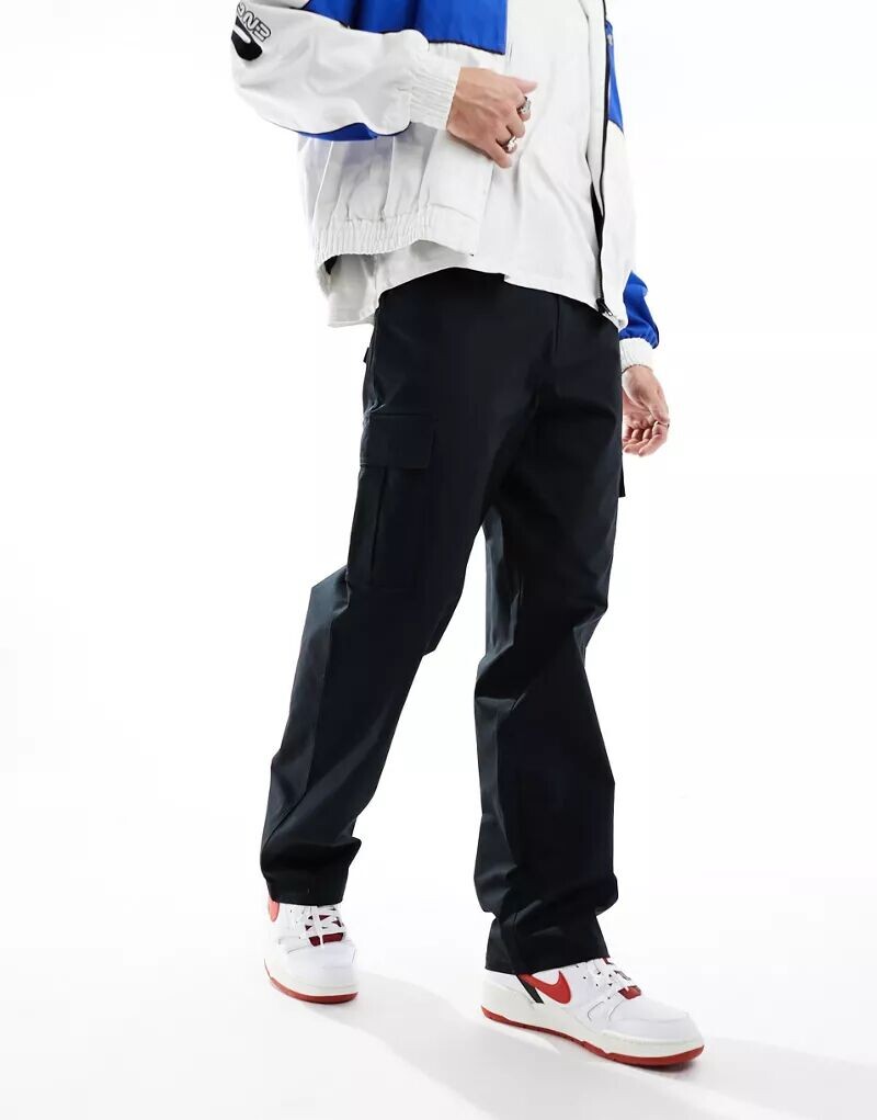 Черные тканые брюки карго Nike Club
Черные тканые брюки карго Nike Club