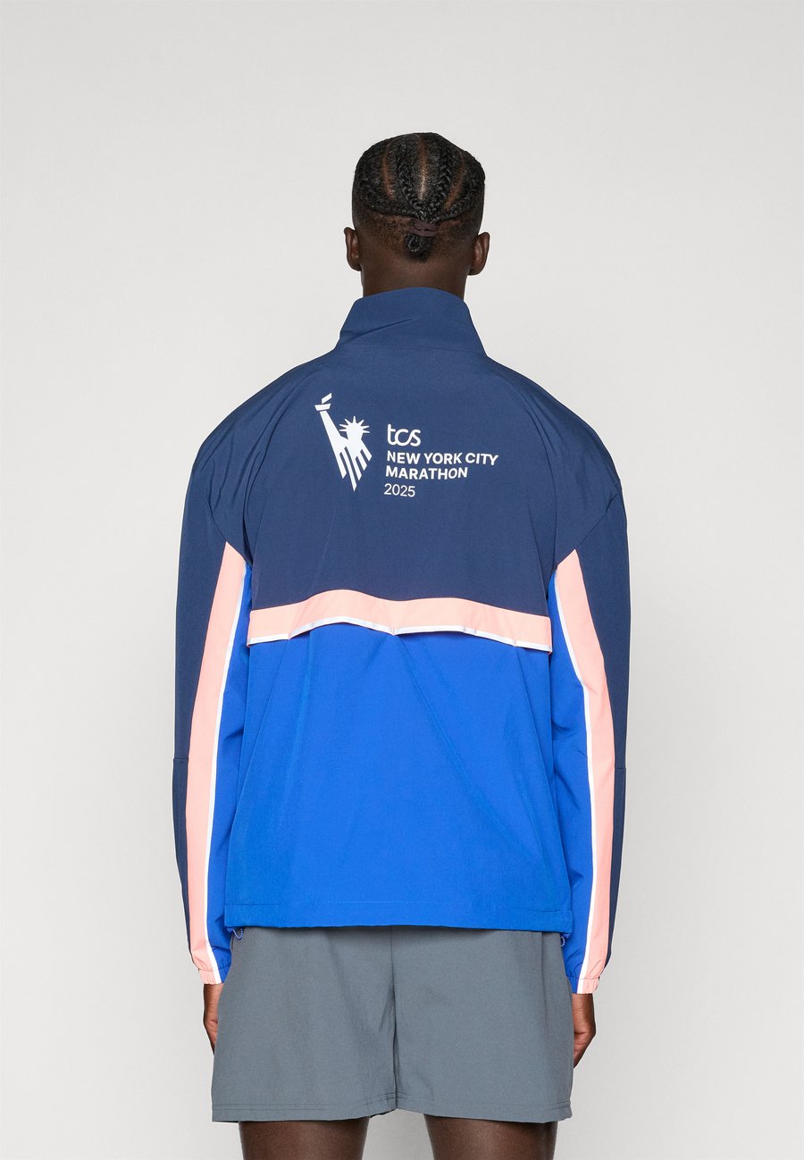 Куртка New Balance NYC MARATHON JACKET, Blue Gemstone /Blue
Куртка New Balance NYC MARATHON JACKET, Blue Gemstone /Blue