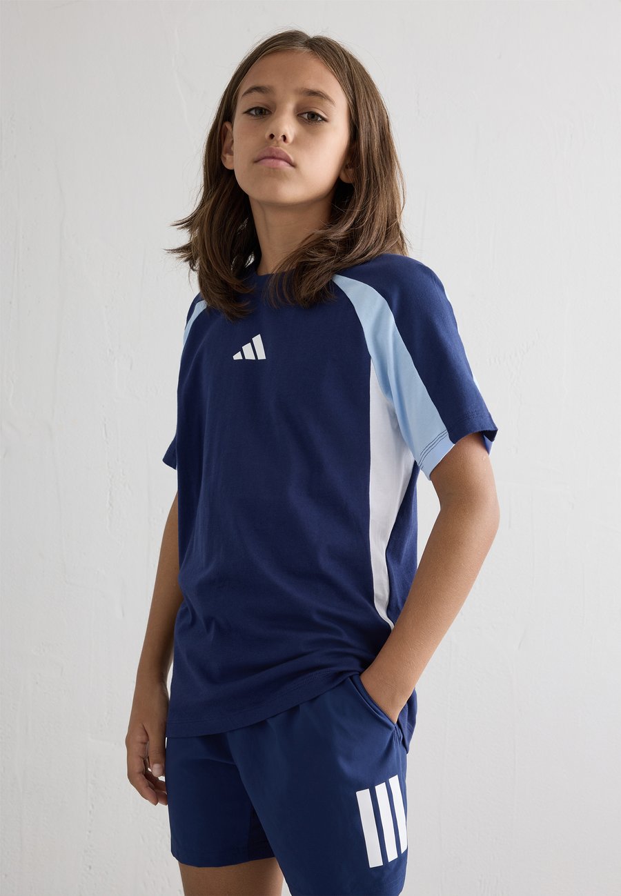 Футболка Adidas Performance JUNIOR UNISEX, Dark Blue/Glow Blue/White/Dark Blue
Футболка Adidas Performance JUNIOR UNISEX, Dark Blue/Glow Blue/White/Dark Blue