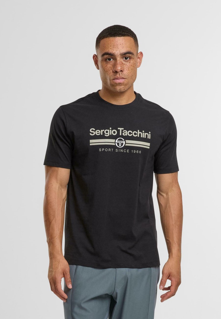 Футболка Sergio Tacchini MARCHIO CO, Black Abbey Stone/Mottled Black, Черный, Футболка Sergio Tacchini MARCHIO CO, Black Abbey Stone/Mottled Black
Футболка Sergio Tacchini MARCHIO CO, Black Abbey Stone/Mottled Black, Черный, Футболка Sergio Tacchini MARCHIO CO, Black Abbey Stone/Mottled Black