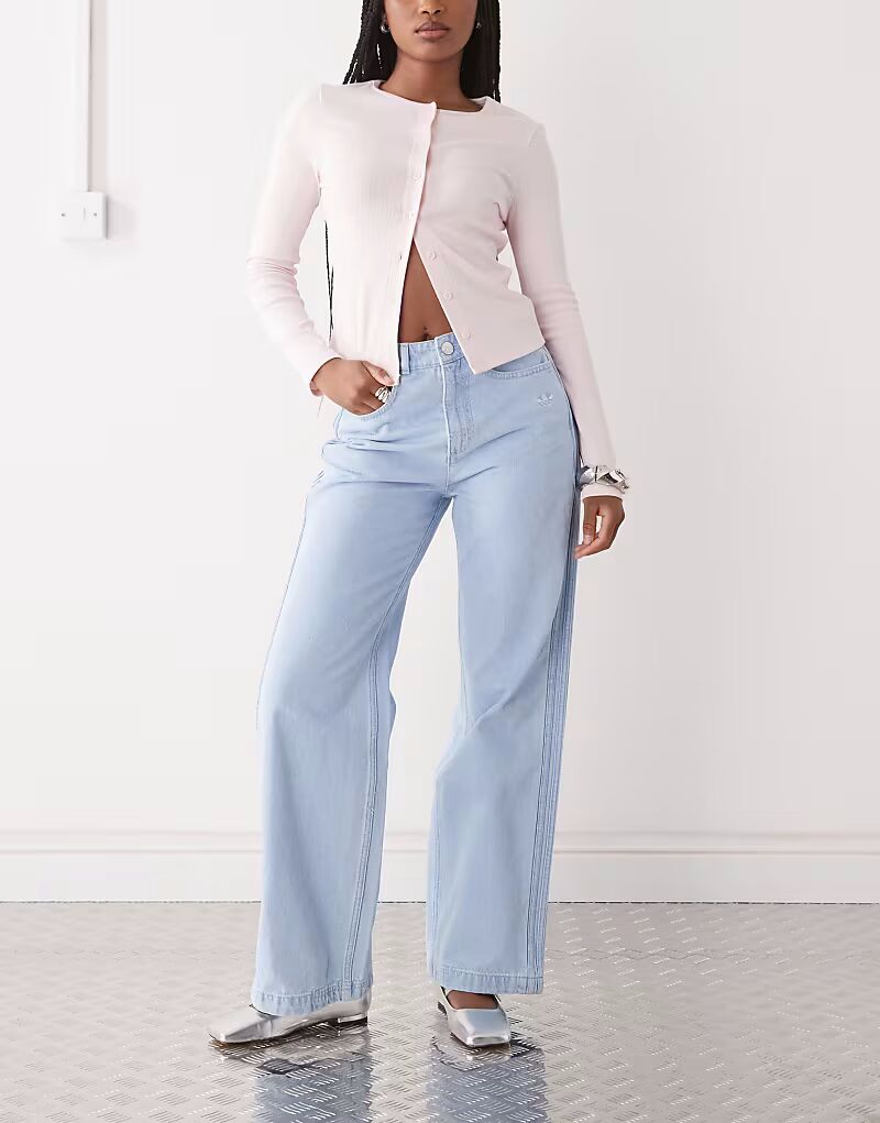 Джинсы Adidas Originals Premium Essentials светло-голубого цвета
Джинсы Adidas Originals Premium Essentials светло-голубого цвета