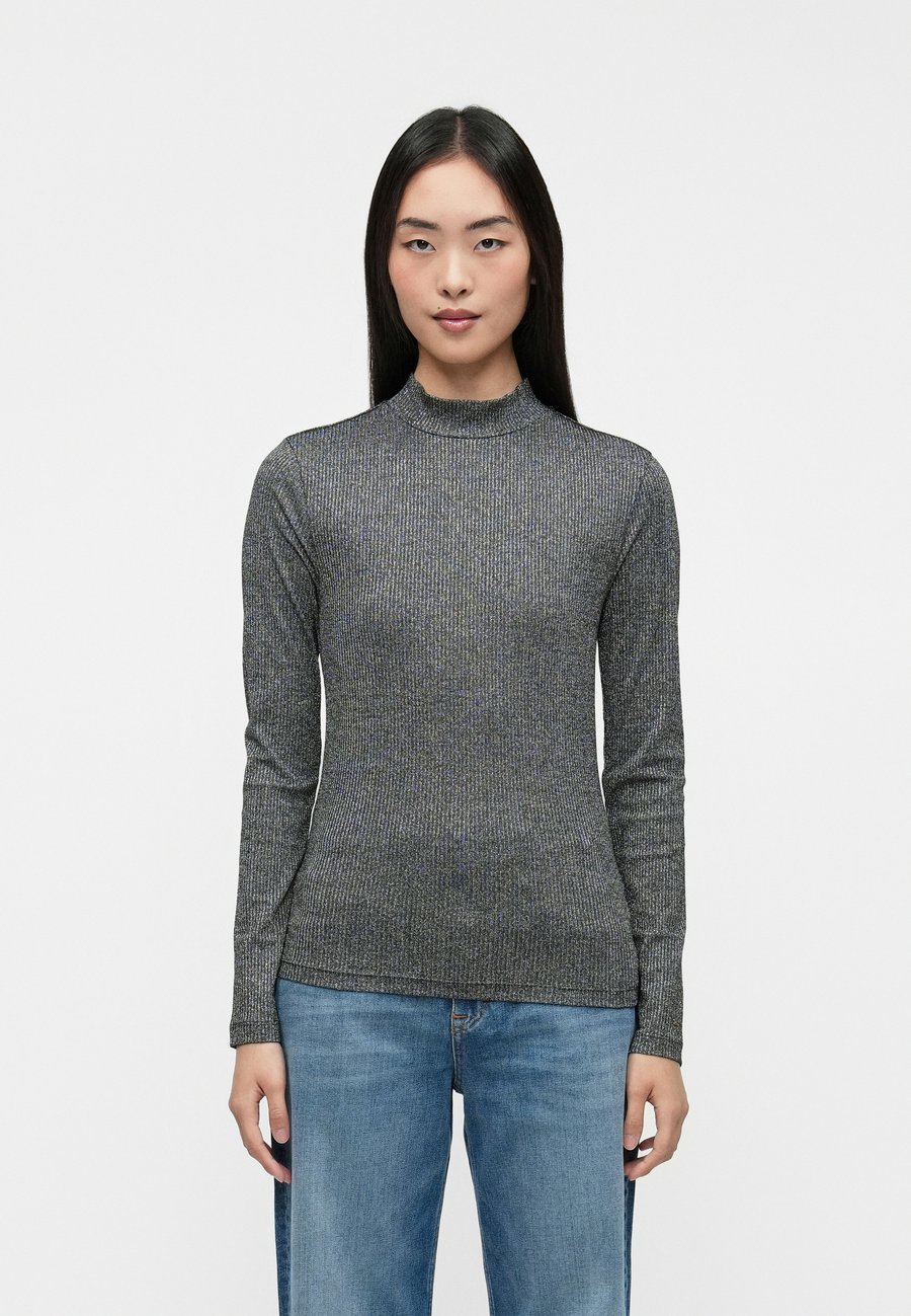 Топ Tommy Hilfiger FESTIVE SPARKLE , Black/Metallic Black
Топ Tommy Hilfiger FESTIVE SPARKLE , Black/Metallic Black