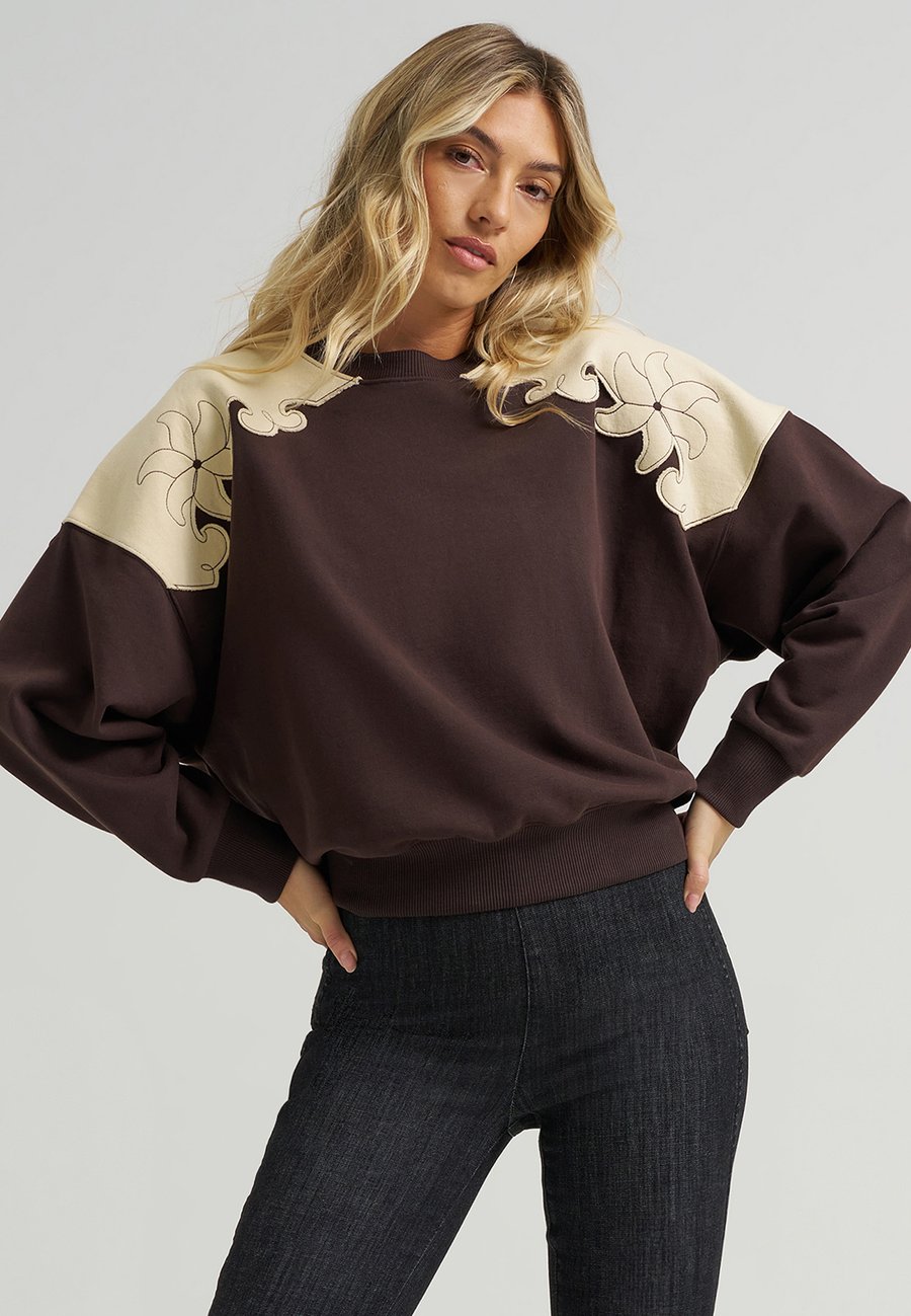 Толстовка Wrangler WRANGLER X LAINEY WILSON LAINEY CREW NECK, Brown
Толстовка Wrangler WRANGLER X LAINEY WILSON LAINEY CREW NECK, Brown