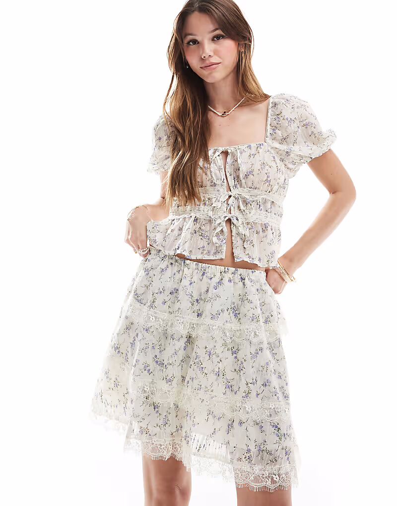 Мини-юбка New Look с кружевной отделкой и кремовым цветочным принтом
Мини-юбка New Look с кружевной отделкой и кремовым цветочным принтом