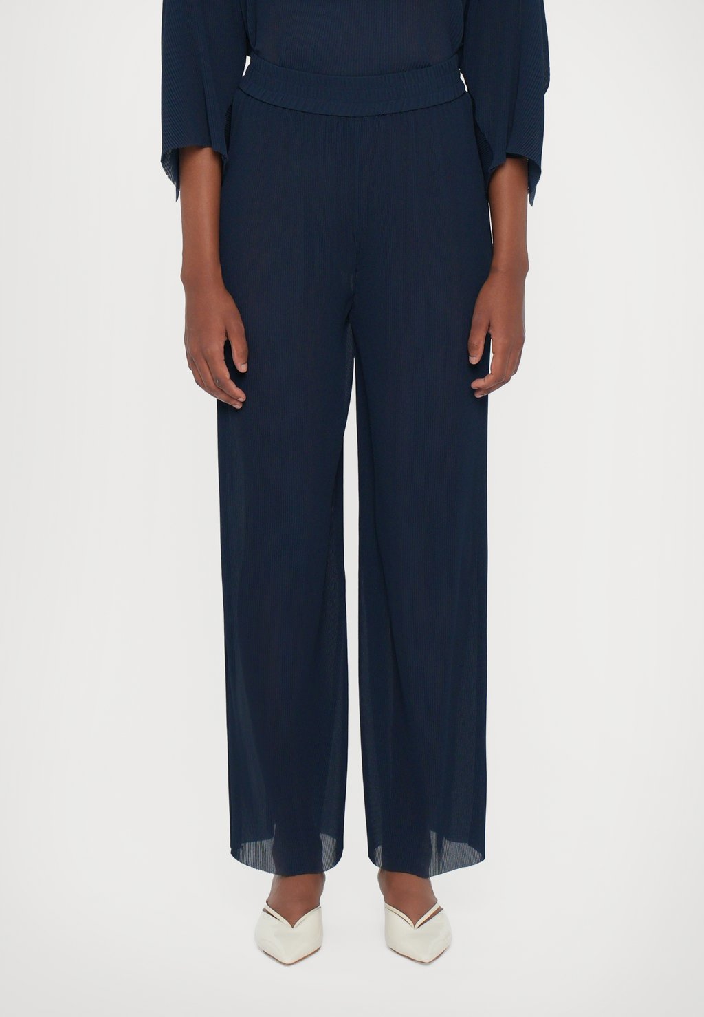 Брюки FIVE PLISSE Henrik Vibskov, темно-синий 
Брюки FIVE PLISSE Henrik Vibskov, темно-синий