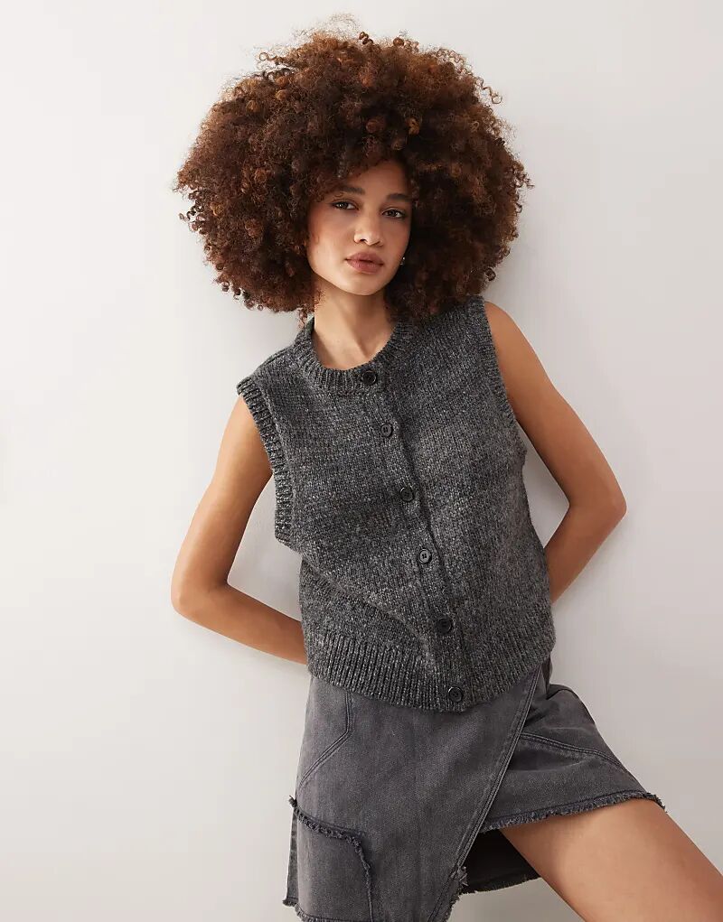 Жилет Peggy на пуговицах в темно-сером меланжевом цвете Weekday
Жилет Peggy на пуговицах в темно-сером меланжевом цвете Weekday