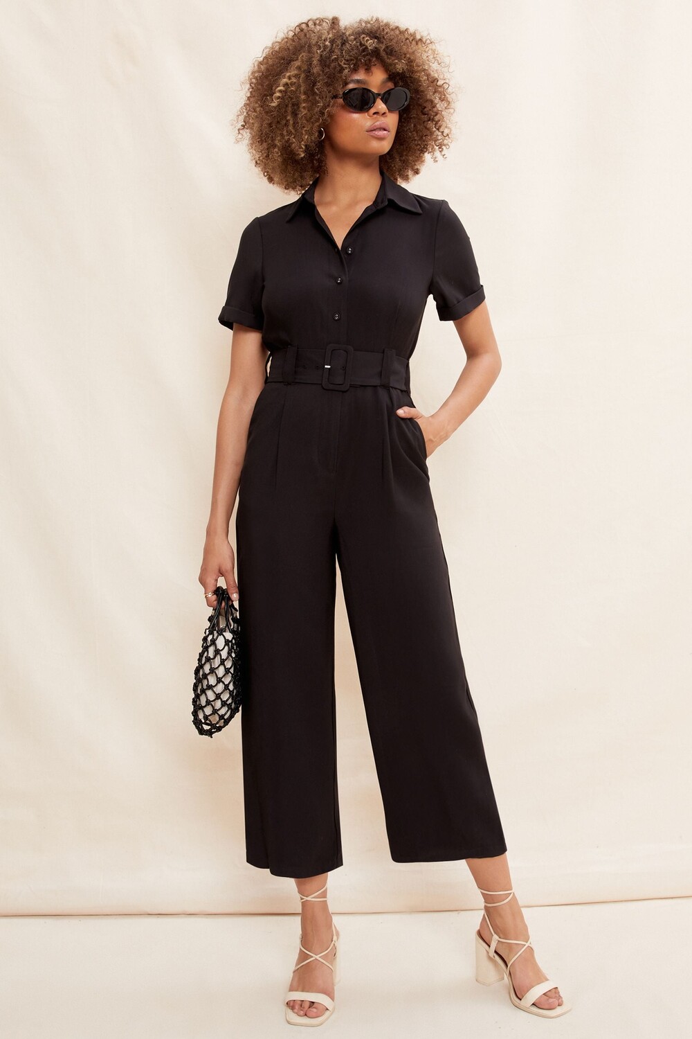 Приталенный комбинезон с короткими рукавами и поясом Friends Like These, черный
Приталенный комбинезон с короткими рукавами и поясом Friends Like These, черный