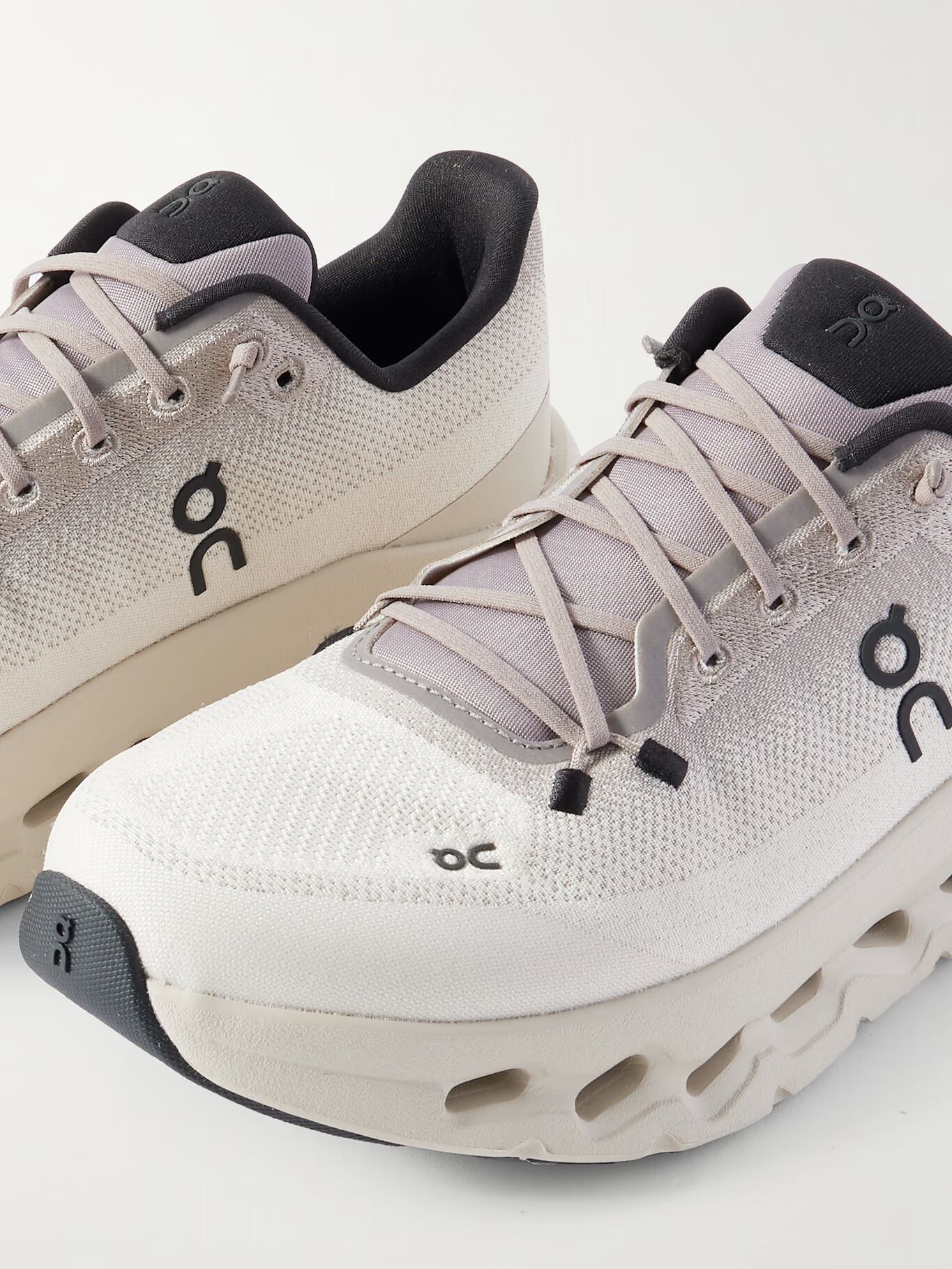 Кроссовки Cloudtilt Stretch-Knit ON, бежевый
Кроссовки Cloudtilt Stretch-Knit ON, бежевый