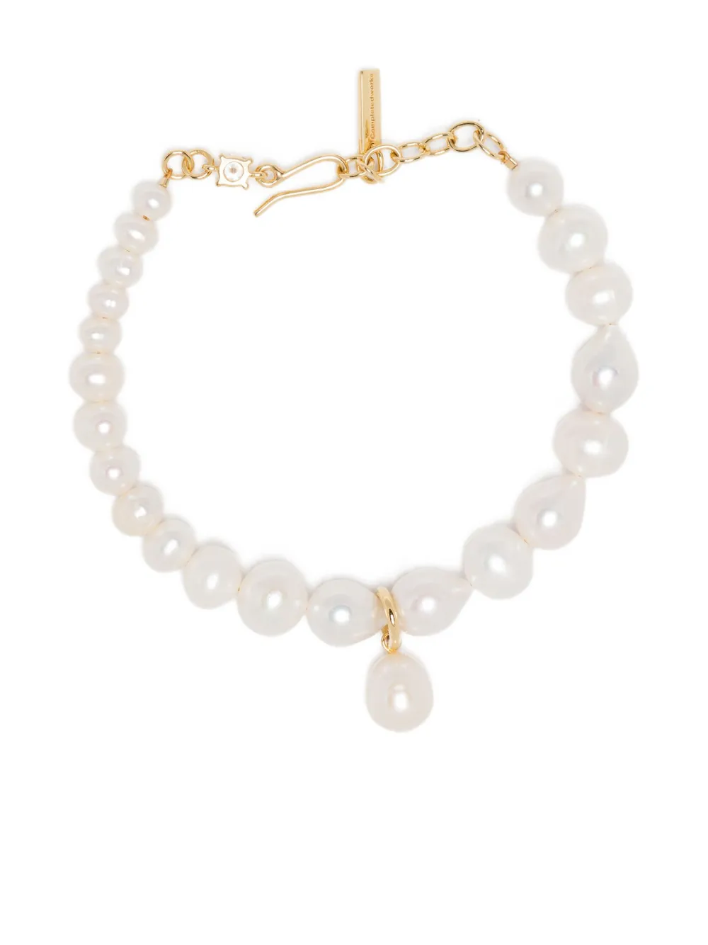 Браслет с подвеской-жемчужиной Completedworks, золотистый
Браслет с подвеской-жемчужиной Completedworks, золотистый
