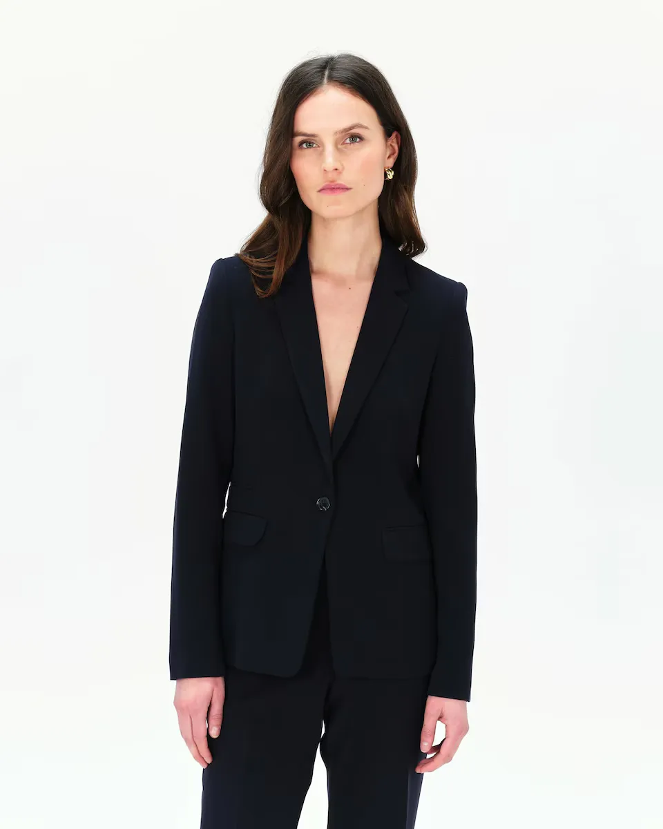 Женский пиджак приталенного кроя с карманами с клапанами Caroll, темно-синий
Женский пиджак приталенного кроя с карманами с клапанами Caroll, темно-синий
