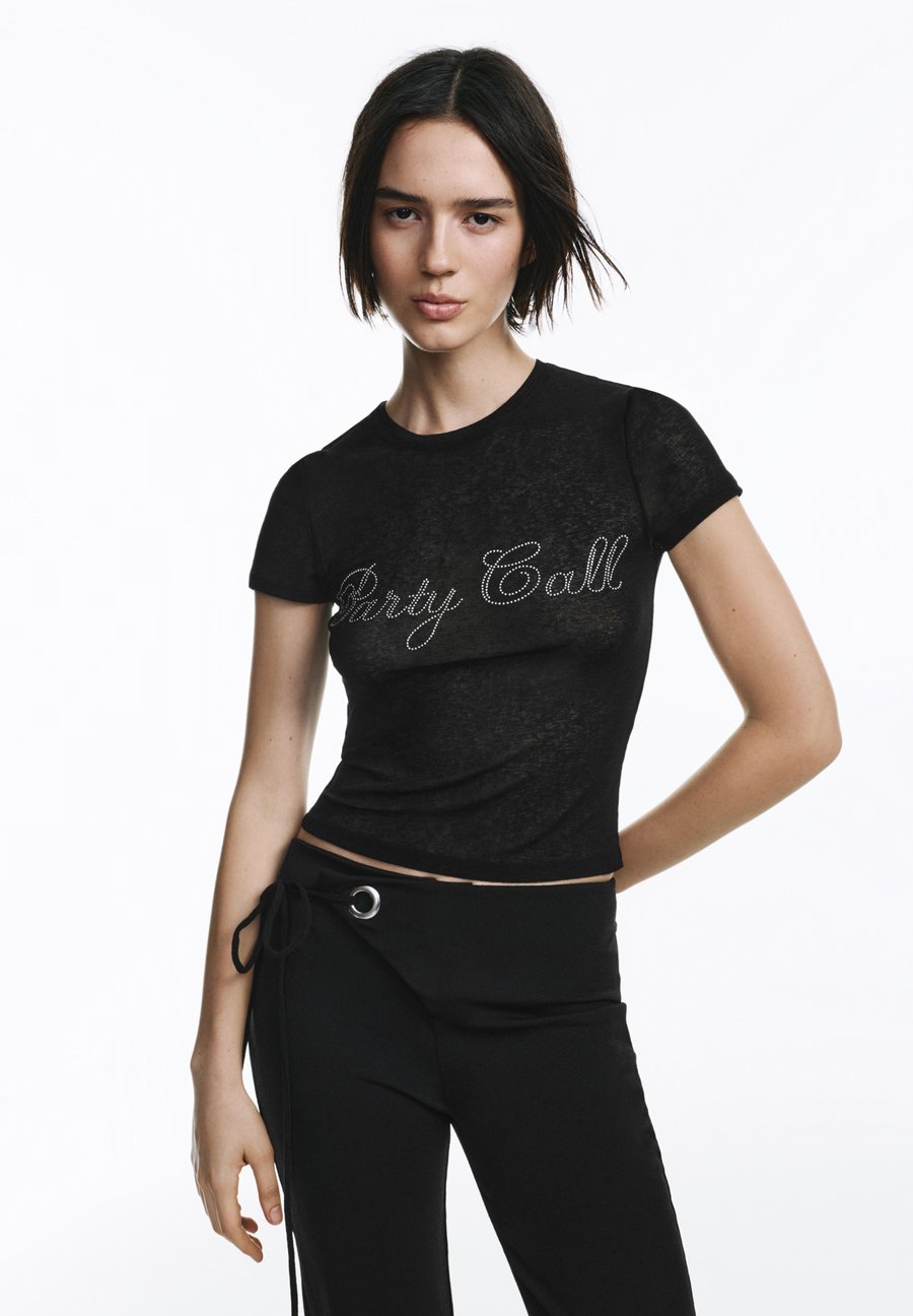 Футболка PULL&BEAR WITH RHINESTONE SLOGAN, Black
Футболка PULL&BEAR WITH RHINESTONE SLOGAN, Black