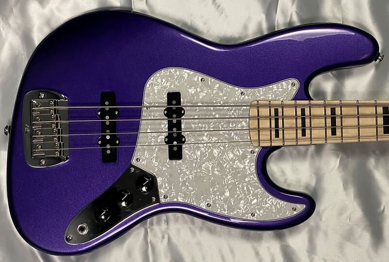 Басс гитара G&L JB-4, Royal Purple Metallic with Maple 
Басс гитара G&L JB-4, Royal Purple Metallic with Maple