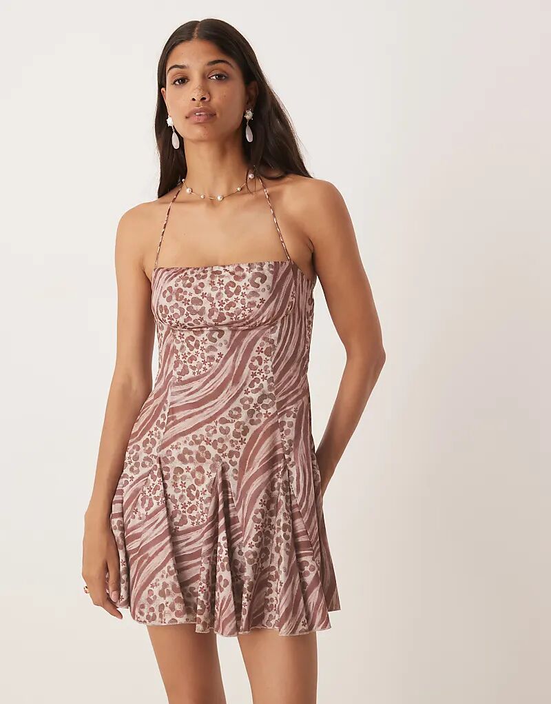 Мини-платье Kiss The Sky с анималистичным принтом и бретельками через шею в бордовом цвете
Мини-платье Kiss The Sky с анималистичным принтом и бретельками через шею в бордовом цвете