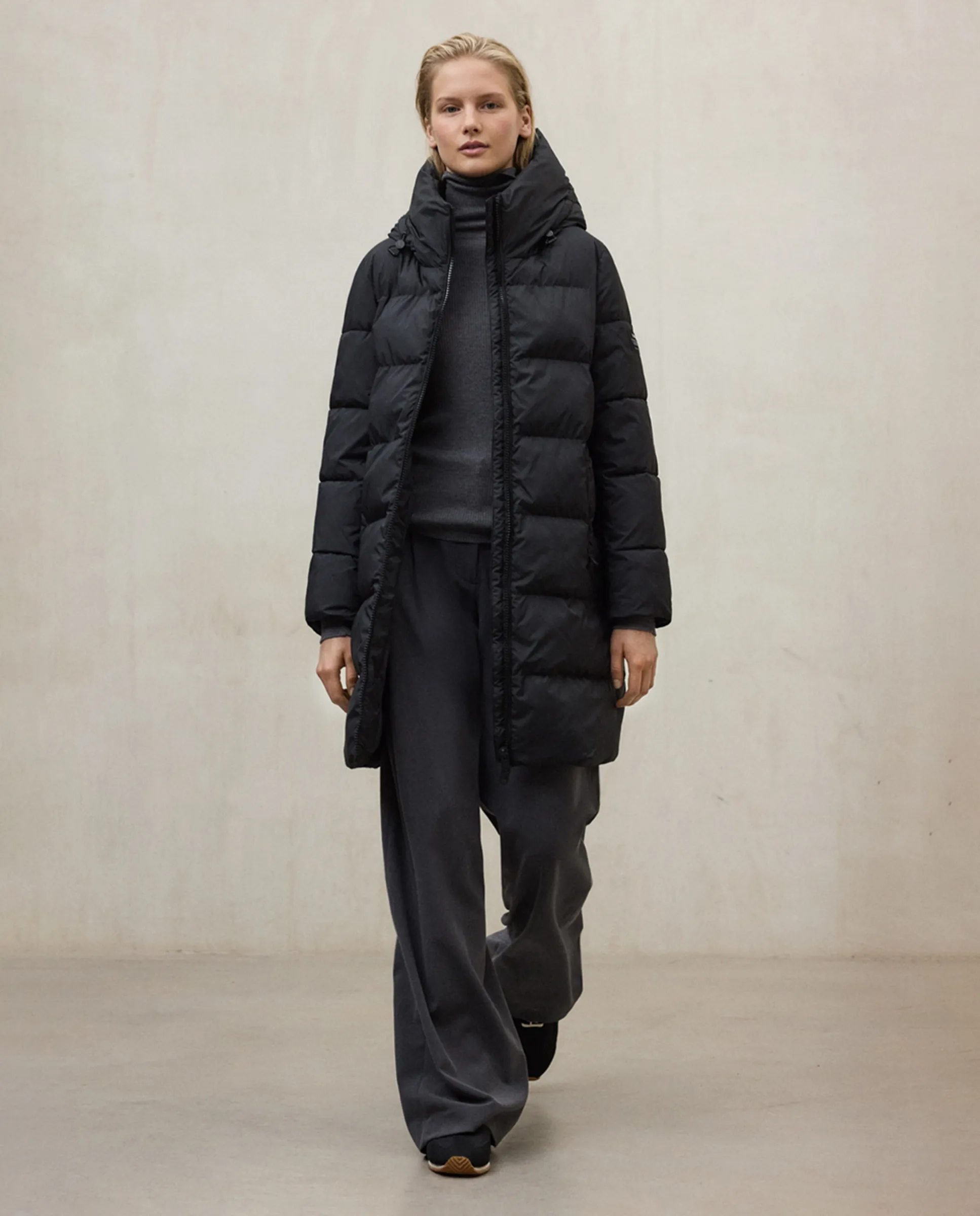 Женская стеганая куртка с застежкой-молнией, капюшоном и боковыми карманами Ecoalf, черный 
Женская стеганая куртка с застежкой-молнией, капюшоном и боковыми карманами Ecoalf, черный