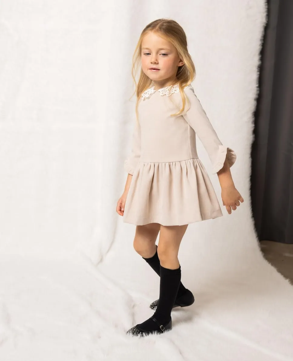 Платье для девочки из экрю с гипюровым воротником Fina Ejerique, бежевый
Платье для девочки из экрю с гипюровым воротником Fina Ejerique, бежевый