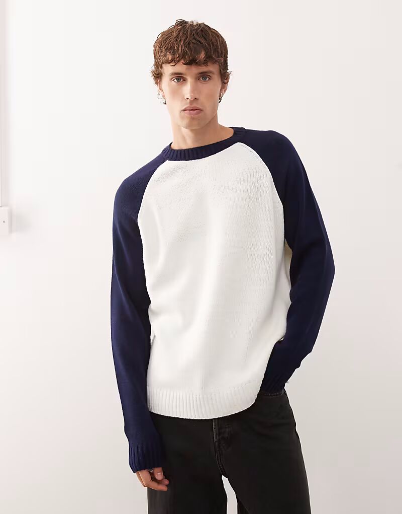 Трикотажный реглан с темно-синими рукавами Collusion
Трикотажный реглан с темно-синими рукавами Collusion