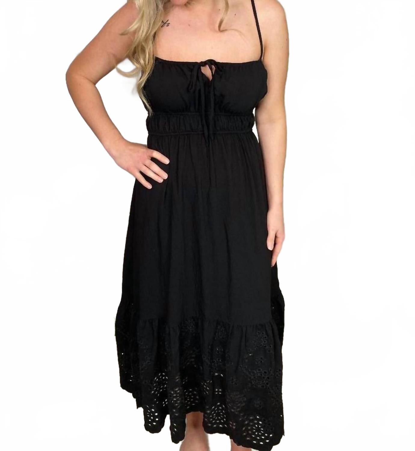 Черное платье-сарафан с ажурным краем Blu Pepper
Черное платье-сарафан с ажурным краем Blu Pepper