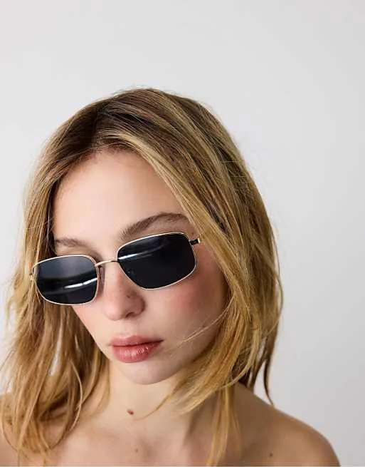 Синие асимметричные квадратные солнцезащитные очки Stradivarius в металлическом корпусе
Синие асимметричные квадратные солнцезащитные очки Stradivarius в металлическом корпусе