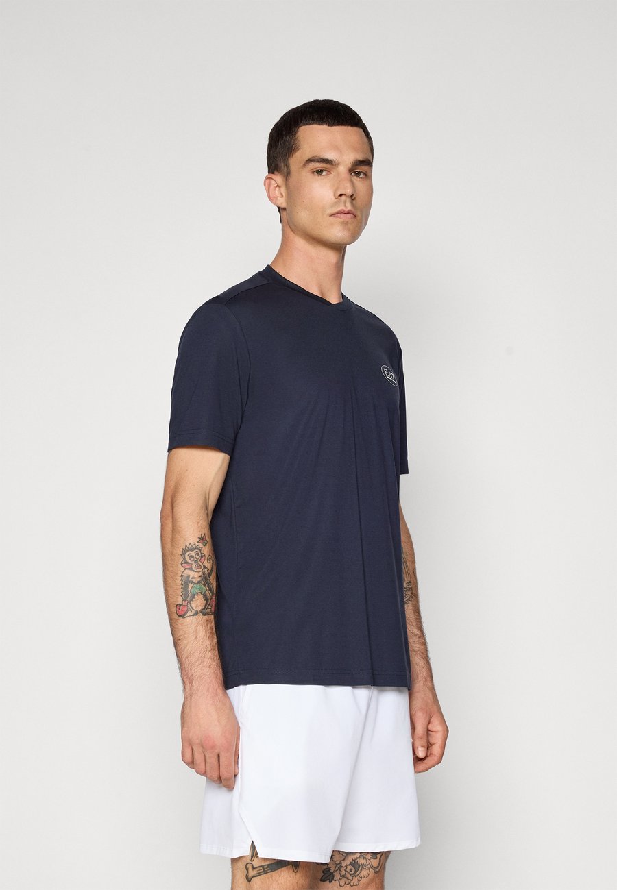Футболка EA7 Emporio Armani TENNIS CLUB TEE, Blue/Dark Blue, Синий, Футболка EA7 Emporio Armani TENNIS CLUB TEE, Blue/Dark Blue
Футболка EA7 Emporio Armani TENNIS CLUB TEE, Blue/Dark Blue, Синий, Футболка EA7 Emporio Armani TENNIS CLUB TEE, Blue/Dark Blue