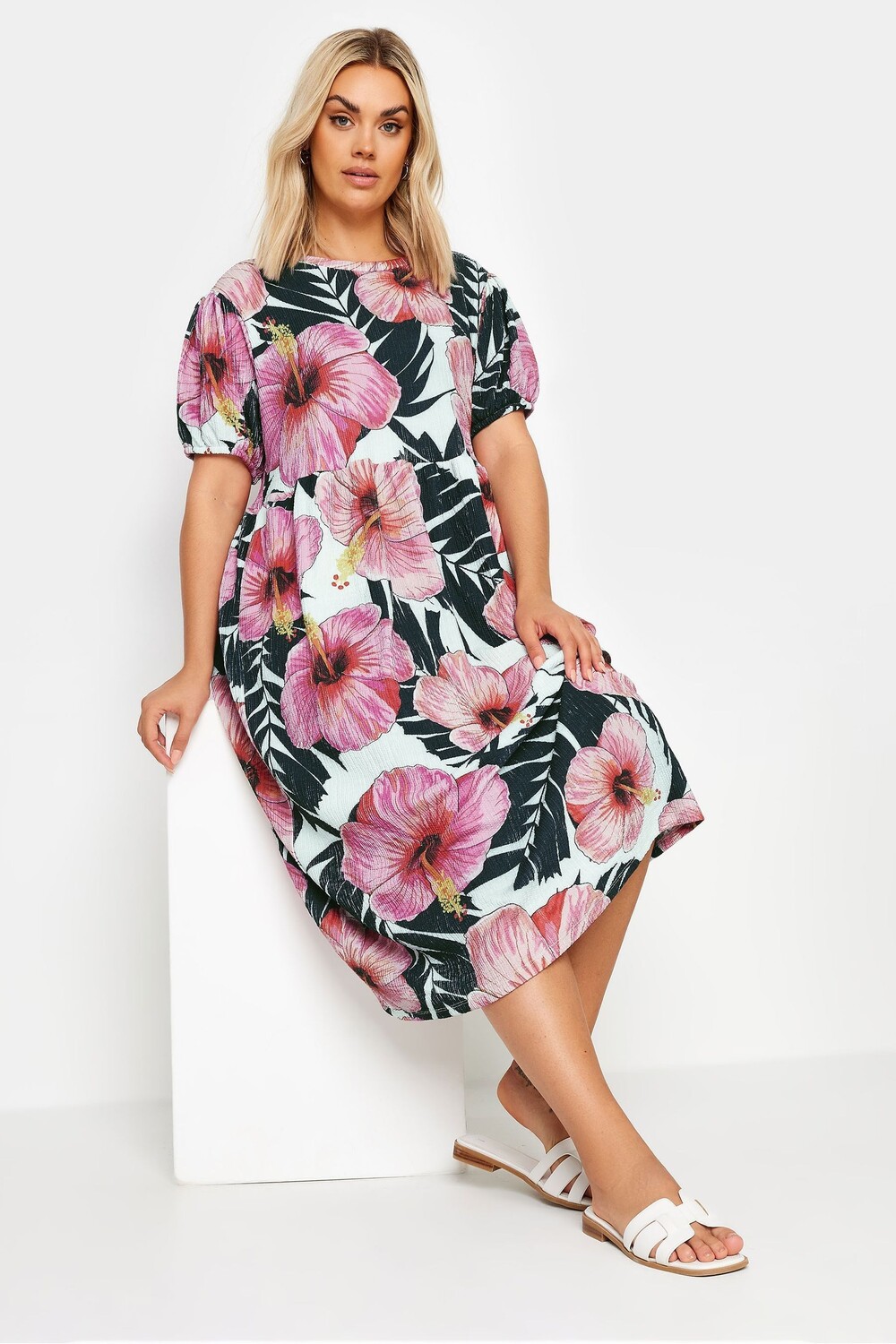 Платье халат с гофрированным узором в виде листьев Yours Curve, белый
Платье халат с гофрированным узором в виде листьев Yours Curve, белый