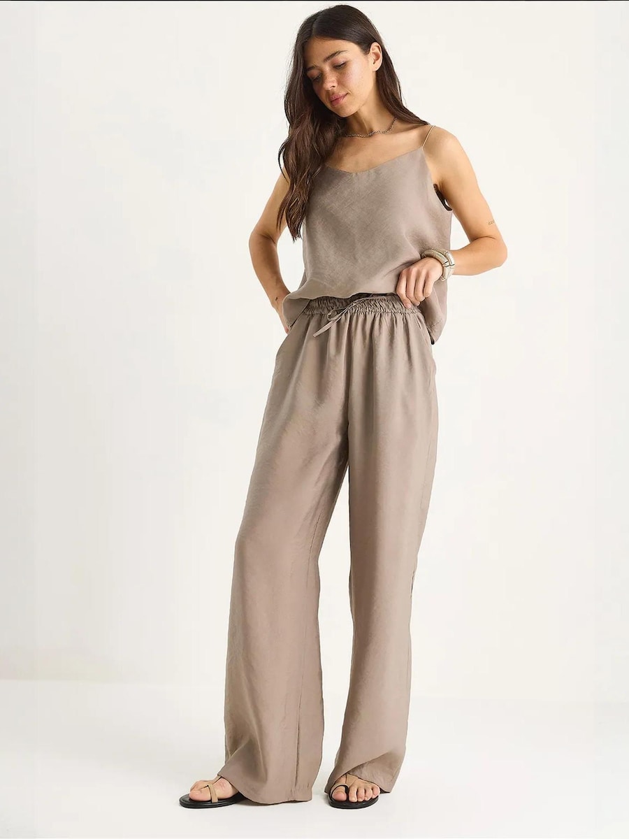 Брючный костюм Bianco Lucci, светло-коричневый
Брючный костюм Bianco Lucci, светло-коричневый