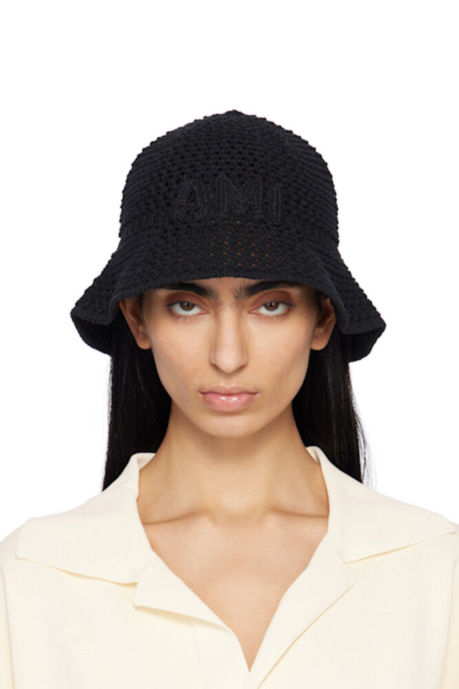 Черная вязаная панама с нашивкой «AMI» AMI Paris
Черная вязаная панама с нашивкой «AMI» AMI Paris